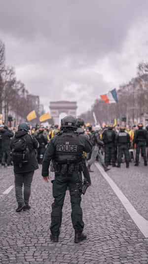 Policiais em equipamento completo enfrentando uma multidão de protesto perto do Arco do Triunfo. — Police Papéis de Parede