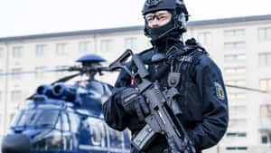 Policial alemão em equipamento tático segurando rifle perto de helicóptero — Police Papéis de Parede