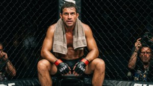 Momento reflexivo de Wanderlei Silva descansando en la esquina del octágono