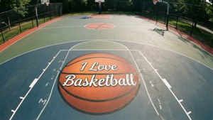 Koripallokenttä, jossa ylpeästi lukee 'I Love Basketball' ylhäältä katsottuna.