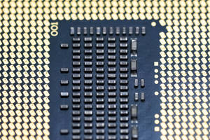 Nahaufnahme eines Computer-CPU-Sockels mit goldenen Pins und schwarzen Komponenten. — Intel Wallpaper