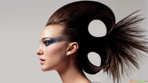 Mujer con maquillaje audaz y cabello esculpido con recortes circulares. — Fondos Brillante Azul Fondos