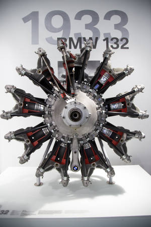 Radial flygmotor utställd med texten '1933 BMW 132' i bakgrunden.