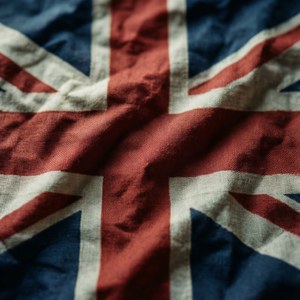 Macro dettagliata di un tessuto Union Jack stropicciato con ombre.