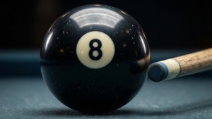 Dramatisk nærbilde av 8-ball med køspiss klar til å treffe