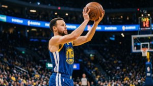 Stephen Curry schiet een driepunter in de NBA-finale.