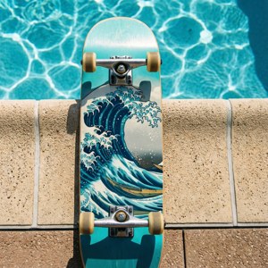 Eine Draufsicht auf ein Surfskate mit individuellem Wellen-Design auf einem Pooldeck.