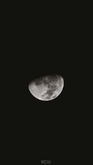 Lua crescente com crateras visíveis contra um céu preto. — Lua fofa Papéis de Parede
