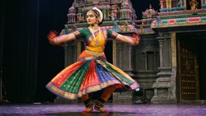 Janani udfører Bharatanatyam-dans på scenen
