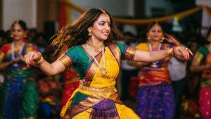 Het vastleggen van Sri Divya in een dansbeweging