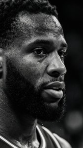 Svart-hvitt portrett av Jaylen Brown i dramatisk lys.