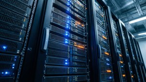 Switch jaringan di rak server dalam pusat data yang luas