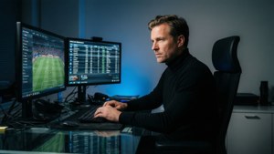 Arne Slot jobber ved en høyteknologisk pult med fotballdata på flere skjermer