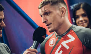 Lutador de MMA de gi vermelho sendo entrevistado após uma luta. — David Dvořák Papéis de Parede