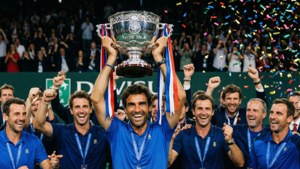 Yannick Noah hebt den Davis-Cup-Pokal mit seinem Team.