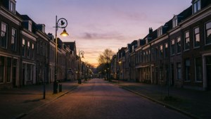 Tilburger Straßen im Morgengrauen mit lila-orangenem Himmel und leeren Straßen.