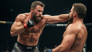 Dustin Jacoby landet einen K.o.-Schlag im Oktagon.