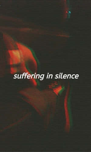 Retrato de arte glitch con sangrado de color rojo y verde y texto suffering in silence — Depresión Fondos de pantalla