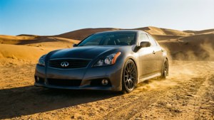 Infiniti G37 in un ambiente desertico
