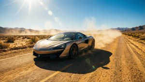 McLaren 570S suser over en ørkenlandskap