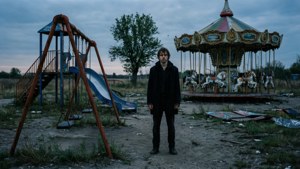 Scena al crepuscolo di un personaggio in un parco giochi urbano in decadenza