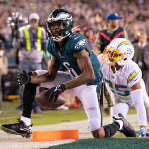 Jogador de futebol americano da NFL mergulhando para touchdown com defensor em perseguição — J.r. Smith Papéis de Parede