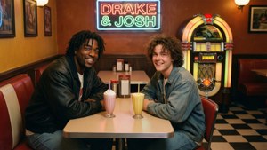 Drake dan Josh nongkrong di restoran retro dengan milkshake dan lampu neon