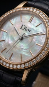 Close-up jam tangan Dior mewah dengan dial mutiara dan berlian.
