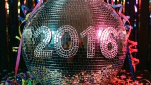 Diskokugle med 2016 reflekteret i spejle, feststemning