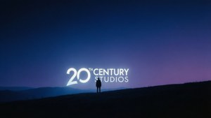 Minimalistisk nattscene med 20th Century Studios-logoen som gløder bak en silhuett