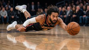 Patrick Beverley si tuffa orizzontalmente per una palla libera