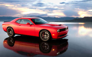 Muscle car rojo reflejándose en superficie mojada al atardecer con montañas de fondo — Dodge Hellcat Fondos de pantalla
