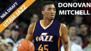 Donovan Mitchell com a camisa do Utah Jazz segurando uma bola de basquete durante o anúncio do draft da NBA. — Myles Garrett Papéis de Parede