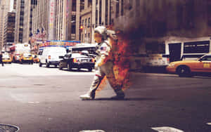 Astronauta caminando por calle de la ciudad con autobús en llamas detrás — Dope Supreme Fondos de pantalla