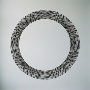 Minimalistisches gepunktetes Kreismuster auf grauem Hintergrund.