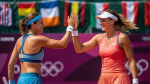 Timea Babos dà il cinque alla compagna Kristina Mladenovic dopo un punto.