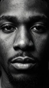 Extreme Nahaufnahme von Quavo in Schwarz-Weiß mit dramatischen Schatten.