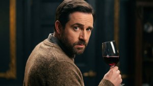 David Rose i et stemningsfuldt, filmisk portræt med vin.