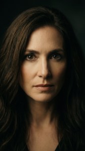 Mystiskt porträtt av Katherine Lanasa med varm filmisk belysning