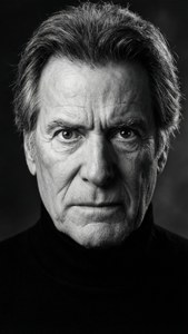 Et høy kontrast svart-hvitt portrett av Christopher Lloyd