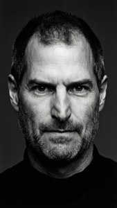 Et dramatisk sort-hvid nærbillede portræt af Reed Paul Jobs med stærke skygger.