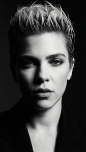 Halsey in einem hochmodischen Schwarz-Weiß-Porträt