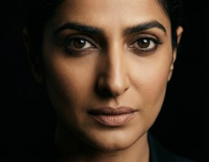 Et slående nærbillede af Kajol med dramatisk sidelys, der fremhæver hendes skønhed.