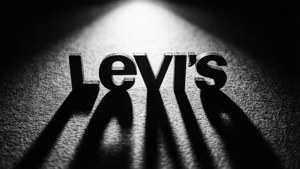 Levi's logo met dramatische belichting en schaduwen