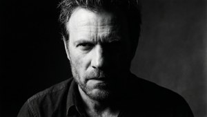 Ein kontrastreiches Schwarz-Weiß-Porträt von Michael Fennitzer mit dramatischem Seitenlicht und intensivem Ausdruck.
