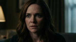 Un portrait intense et cinématographique de Stacey Farber avec un éclairage dramatique.