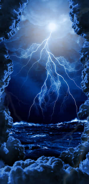 Um poderoso relâmpago ilumina um oceano tempestuoso através de uma brecha nas nuvens escuras. — Halestorm Papéis de Parede