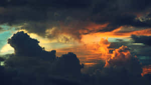 Dramatischer Sonnenuntergang mit feurig orangen Wolken und dunklem, stürmischem Himmel. — Aesthetic Pc Wallpaper