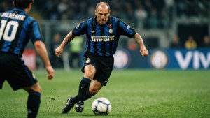 Christian Vieri dribler forbi en forsvarsspiller i en Inter Milan-kamp