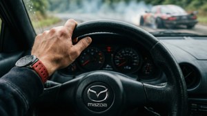 Nærbilde av RX-7 ratt og førerhånd under drift.